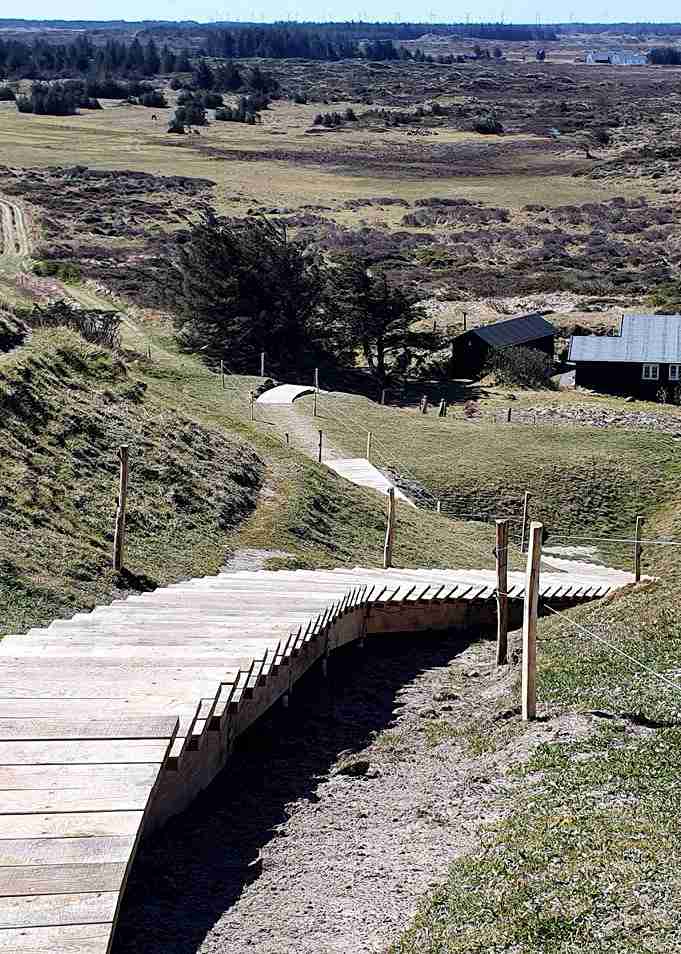 Een prachtige houten brug vergemakkelijkt de toegang tot een natuurgebied voor bezoekers.