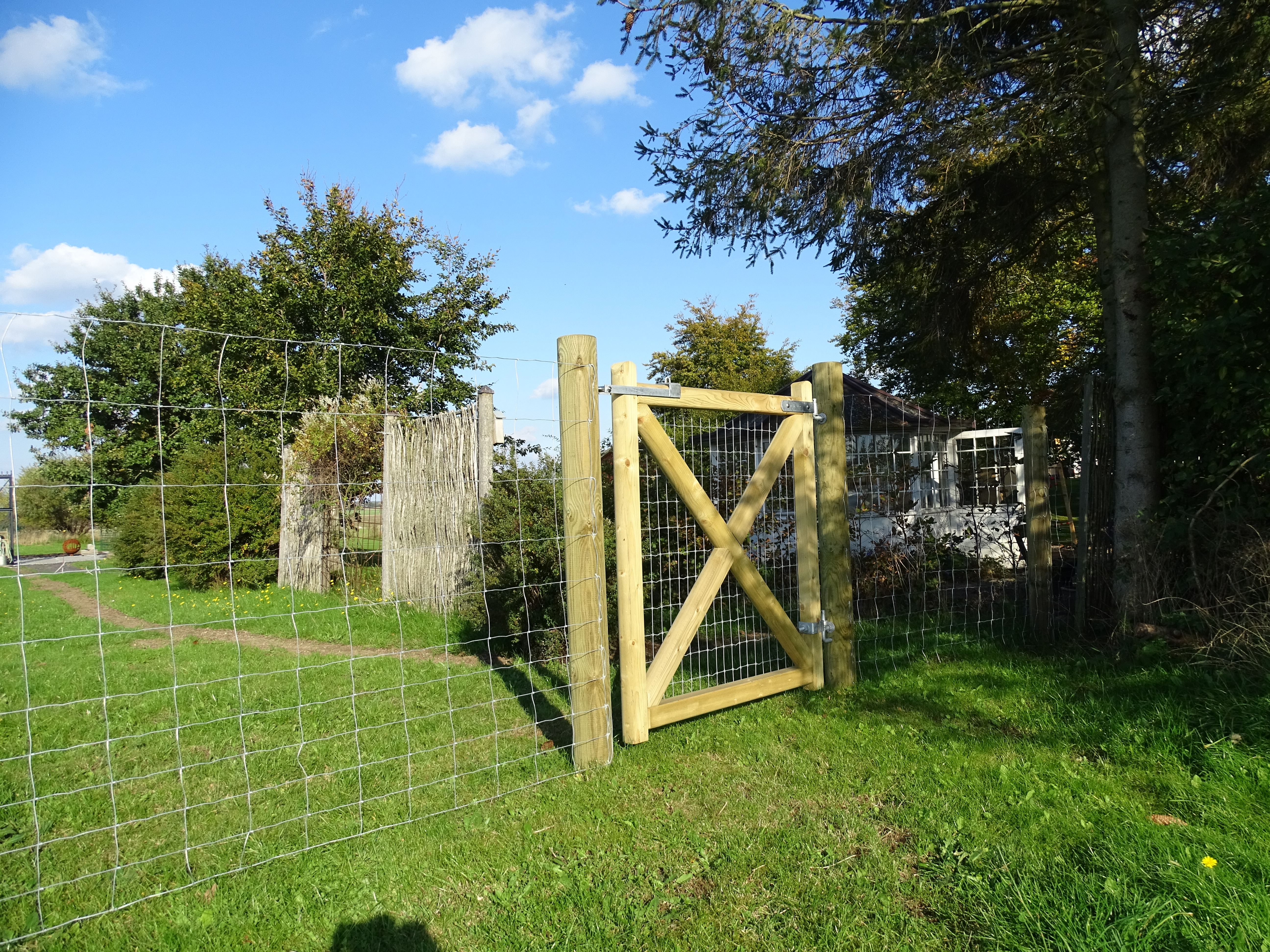 Een gesloten 'Country Estate' poort is geïnstalleerd in een tuin