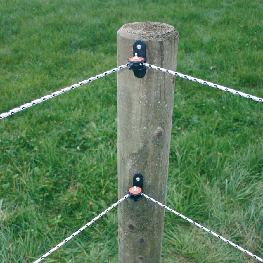 Een rolisolator wordt gemonteerd op de hoekpaal van een elektrische afrastering om de elektrische draad op zijn plaats te houden.