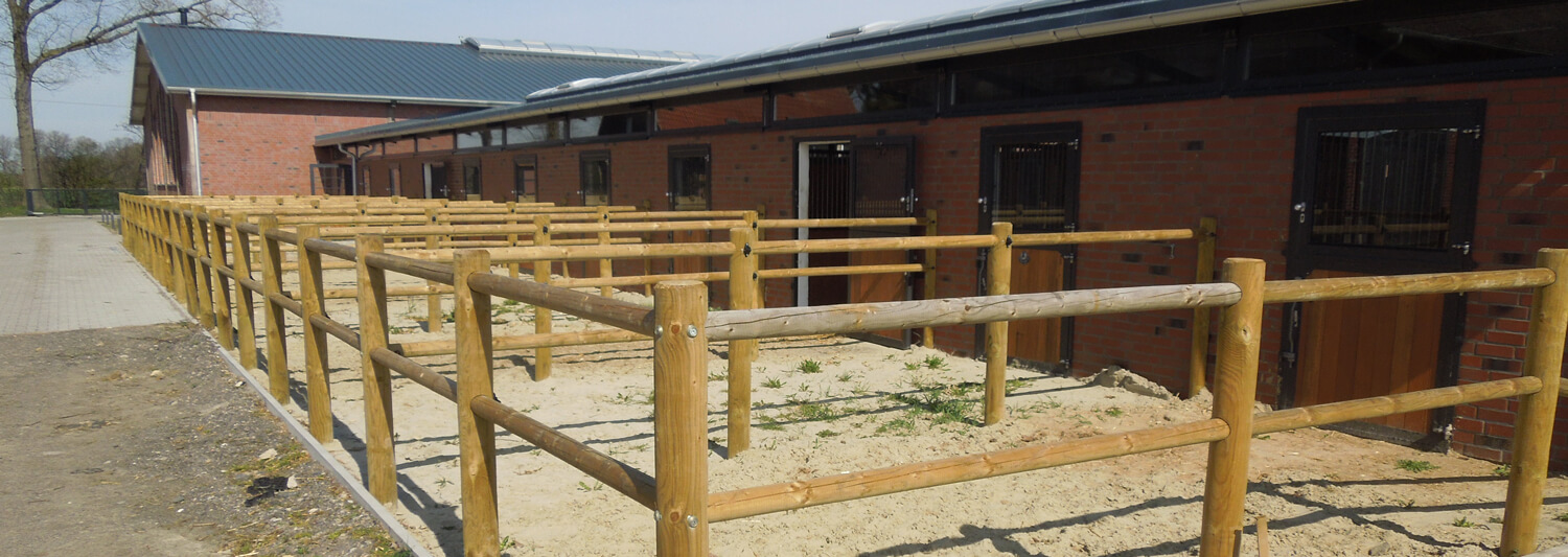 Een Texaans paardenhek staat naast een paardenstal.