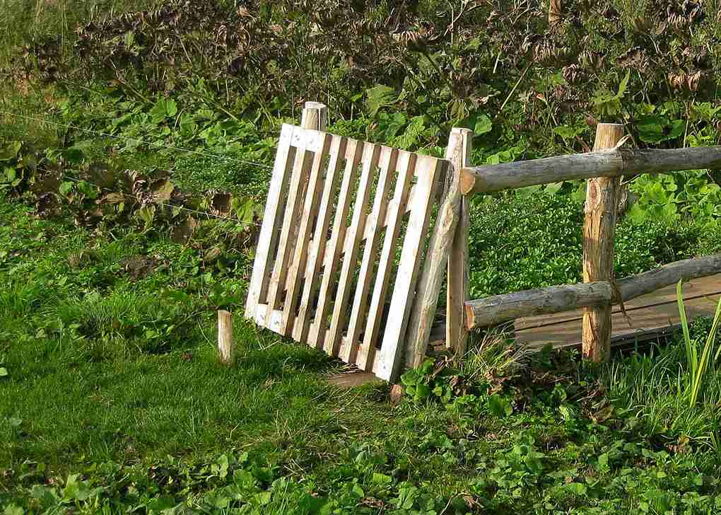 Klaphek leidt naar brug met leuning