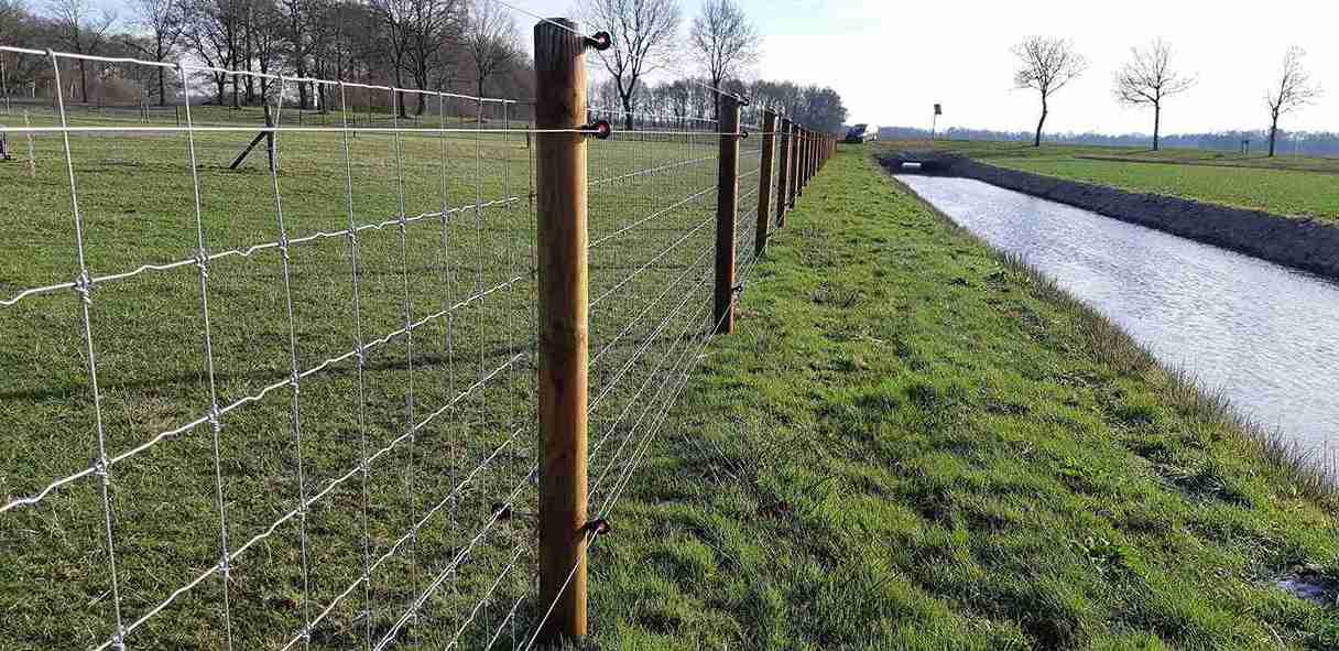 Wolfbestendig dierenverblijf, bij een kanaal.