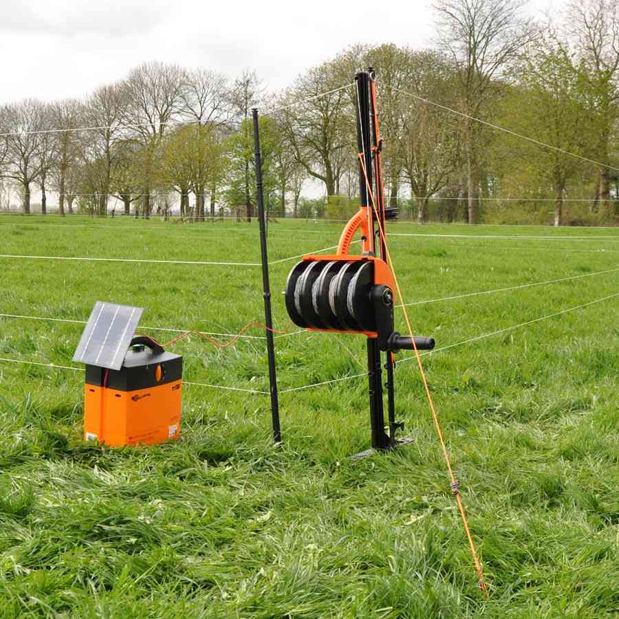 Een SmartFence die wordt uitgerold en aangesloten op een apparaat voor schrikdraad.