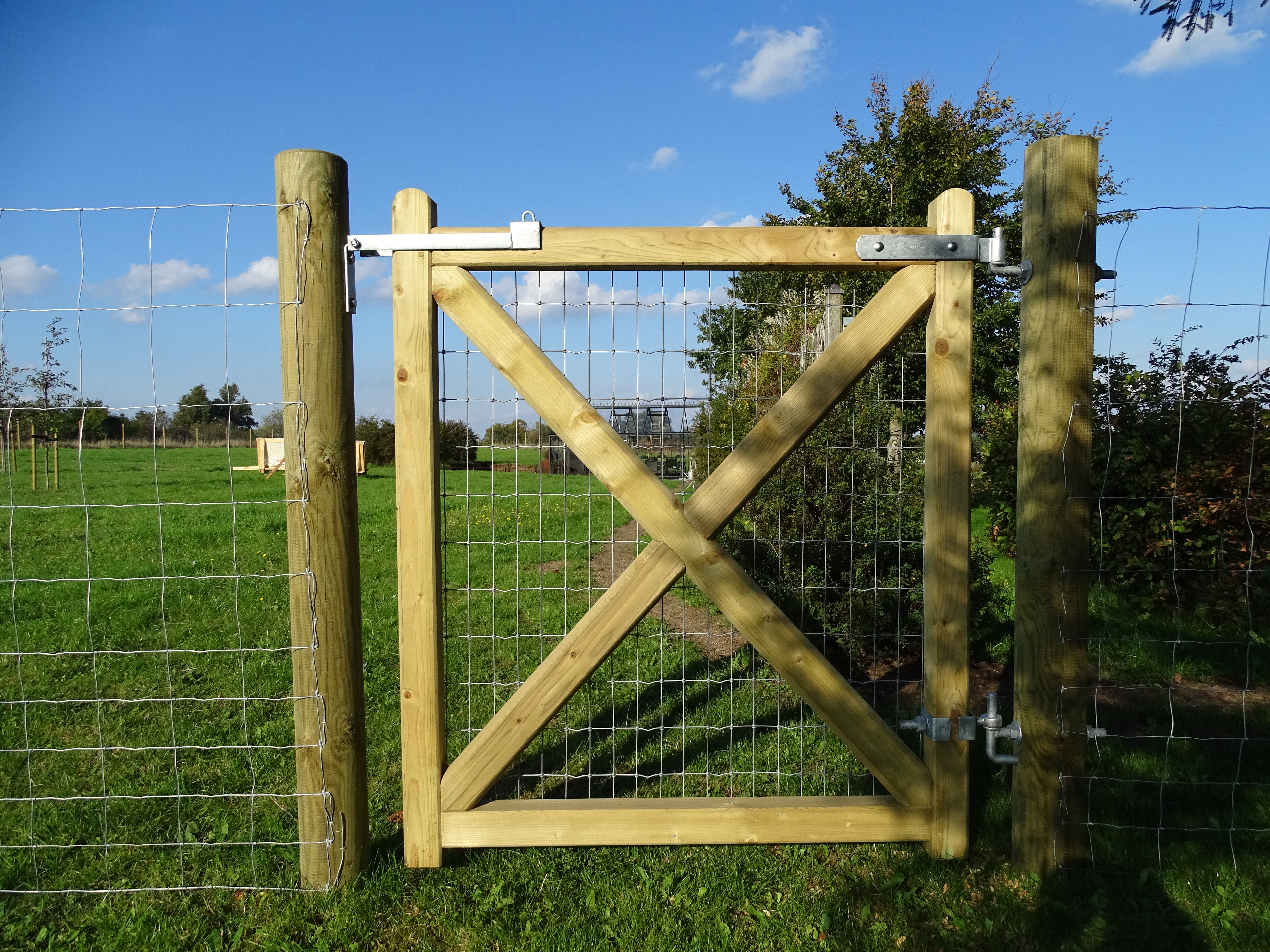 Een Country Estate-poort is geïnstalleerd als in- en uitgang van een groen gebied