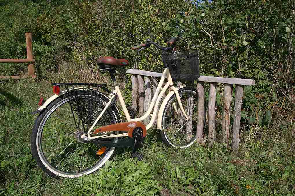 Het houten fietsenrek is een mooie en natuurlijke oplossing